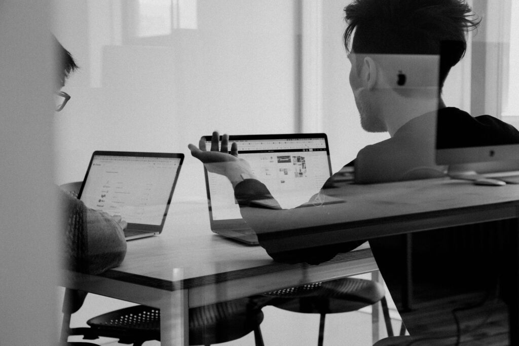 Vista interior oficina blanco y negro de marketing digital en santa cruz de la sierra